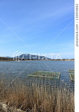 春天的佐賀形公園和廣闊的湖泊景色（新潟縣新潟市西區） 138958662
