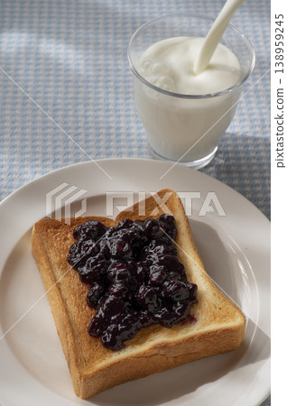 美味的吐司和藍莓果醬 美味的吐司和藍莓果醬 138959245