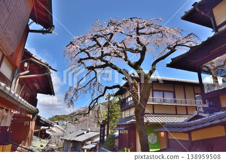 Kyoto Higashiyama Ninenzaka around the time the cherry blossoms bloom 138959508