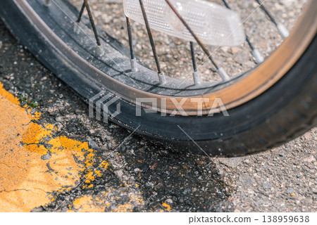 一輛廢棄自行車的輪胎癟了。 138959638