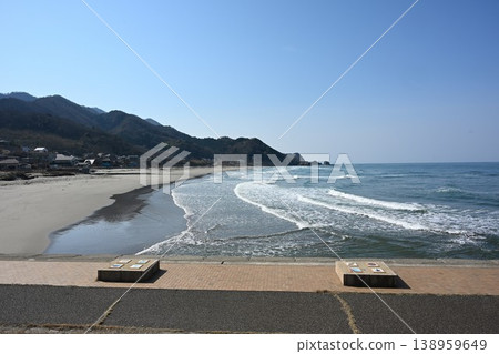從米栗之裡公園看到的日本海海岸線(新潟縣新潟市西蒲區) 從米栗之裡公園看到的日本海海岸線(新潟縣新潟市西蒲區) 138959649
