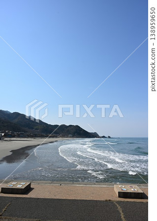 The coastline of the Sea of Japan as seen from Komeguri no Sato Park (Nishikan-ku, Niigata City, Niigata Prefecture) The coastline of the Sea of Japan as seen from Komeguri no Sato Park (Nishikan-ku, Niigata City, Niigata Prefecture) 138959650