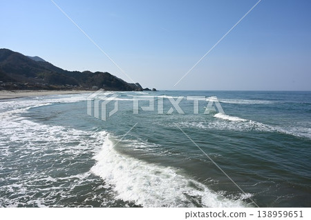從米栗之裡公園看到的日本海海岸線（新潟縣新潟市西蒲區） 138959651