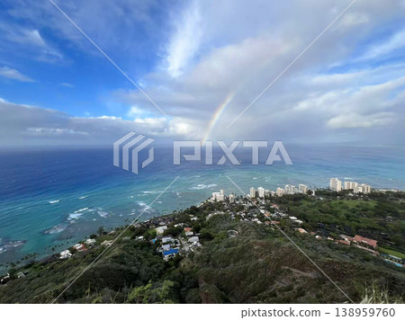 從夏威夷鑽石山眺望的景色，以及威基基海灘上空的彩虹。 138959760