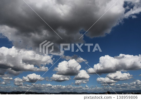 藍天中漂浮著積雲 138959806