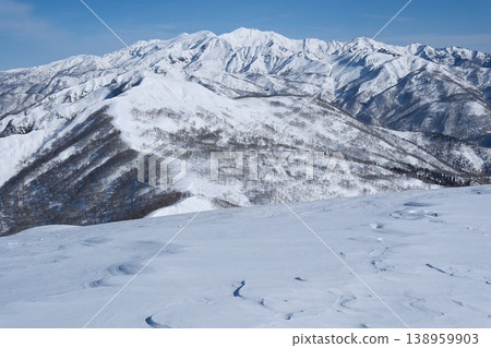 隆冬時節,從山頂眺望白雪皚皚的山脈和雪景:雪原的紋理和遠處的山脊線。 隆冬時節,從山頂眺望白雪皚皚的山脈和雪景:雪原的紋理和遠處的山脊線。 138959903