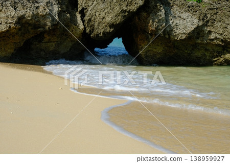 石垣島平久保的白色波浪和沙灘 石垣島平久保的白色波浪和沙灘 138959927