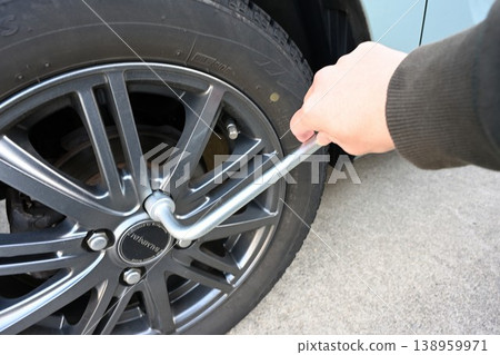 Changing tires on a private car and the necessary tools 138959971