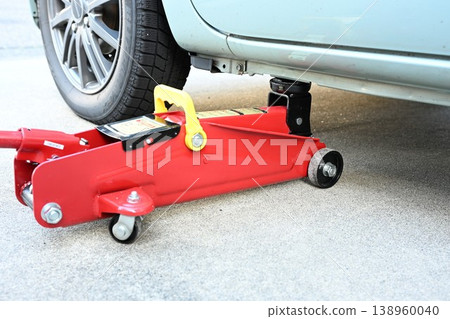 Jacking up the vehicle for tire replacement 138960040