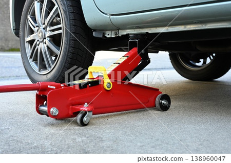 Jacking up the vehicle for tire replacement 138960047
