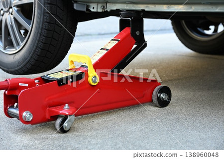 Jacking up the vehicle for tire replacement 138960048