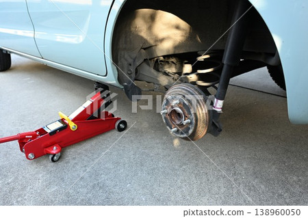 Jacking up the vehicle for tire replacement 138960050