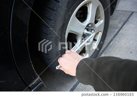 Changing tires on a private car and the necessary tools 138960183