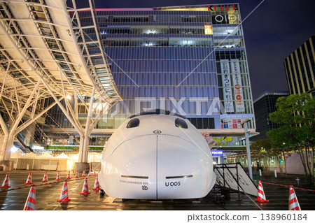博多車站展出的新幹線800系列車(「燕之大冒險」)。 博多車站展出的新幹線800系列車(「燕之大冒險」)。 138960184