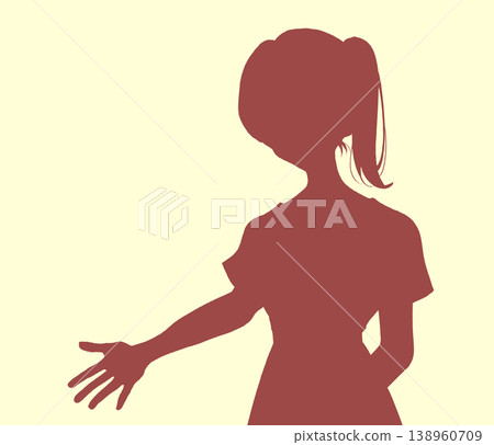 一位綁著馬尾的女子伸出手;短袖;剪影。 一位綁著馬尾的女子伸出手;短袖;剪影。 138960709