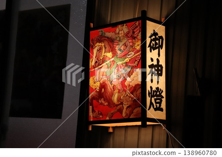 繪有武士圖案的燈籠和聖燈 138960780