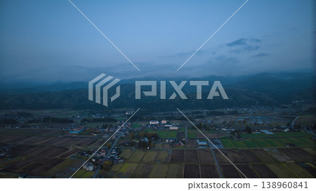 春天的富山平原,暮色漸濃。 春天的富山平原,暮色漸濃。 138960841