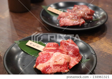 A platter of high-quality yakiniku featuring marbled beef. 138961321