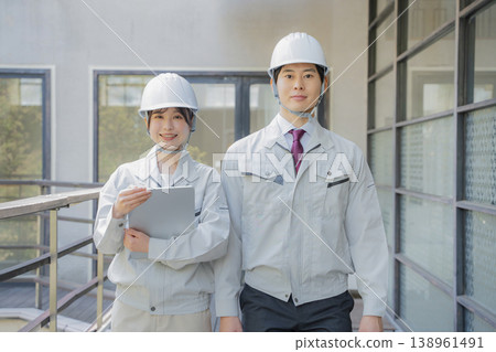 身著工作服的年輕男子和女子的肖像 身著工作服的年輕男子和女子的肖像 138961491