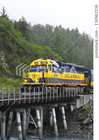 一列觀光列車穿越北方大地 一列觀光列車穿越北方大地 138961536