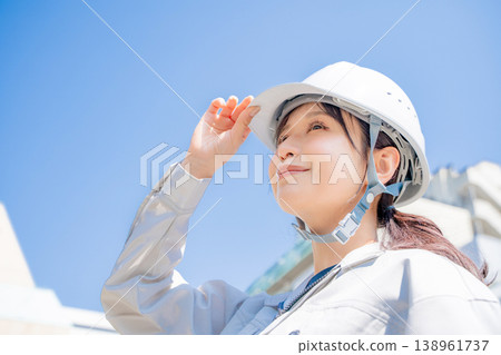 身著工作服的女性肖像 身著工作服的女性肖像 138961737
