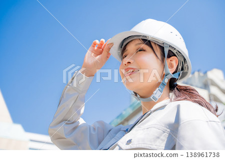 身著工作服的女性肖像 138961738