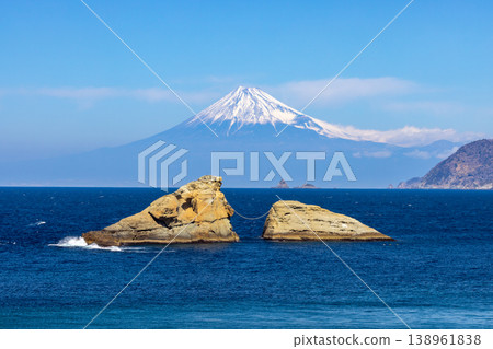 View of snow-capped Mt. Fuji and Ushitsuki Rock across Suruga Bay from Kumomi Coast, Matsuzaki Town, Kamo District, Shizuoka Prefecture 138961838