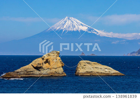 從靜岡縣賀茂郡松崎町久美海岸眺望駿河灣對岸的富士山和牛月岩（白雪皚皚）。 138961839