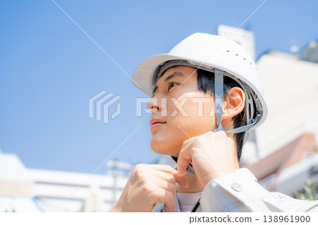 身穿工作服的男子肖像 身穿工作服的男子肖像 138961900