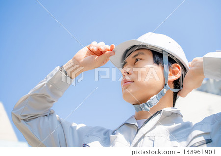 身穿工作服的男子肖像 138961901