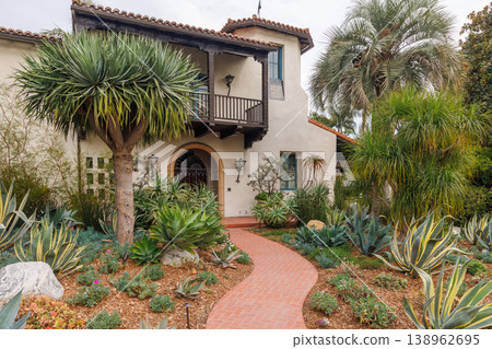 Modern suburban houses with cars in quiet residential street Modern suburban houses with cars in quiet residential street 138962695