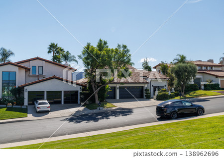 Modern suburban houses with cars in quiet residential street Modern suburban houses with cars in quiet residential street 138962696
