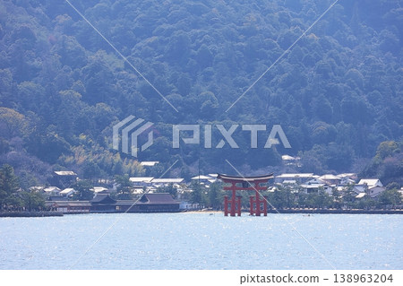 Itsukushima Shrine as seen from the sea (Hatsukaichi City, Hiroshima Prefecture) Itsukushima Shrine as seen from the sea (Hatsukaichi City, Hiroshima Prefecture) 138963204