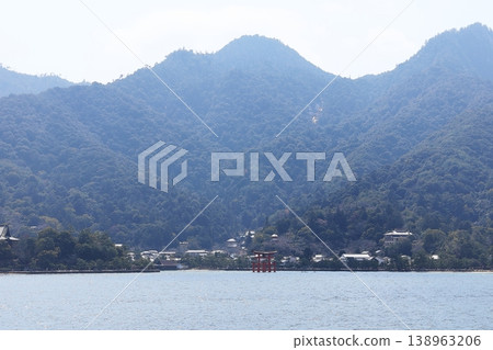 從海上看到的嚴島神社(廣島縣初日市) 從海上看到的嚴島神社(廣島縣初日市) 138963206