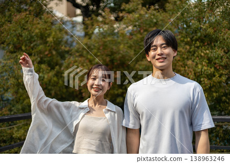一對看起來玩得很開心的年輕男女。 一對看起來玩得很開心的年輕男女。 138963246