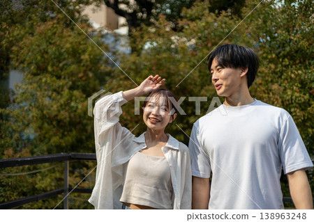 一對年輕男女正在愉快地聊天。 一對年輕男女正在愉快地聊天。 138963248