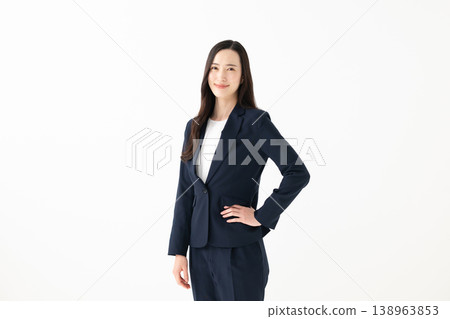 一個穿西裝的女人 138963853