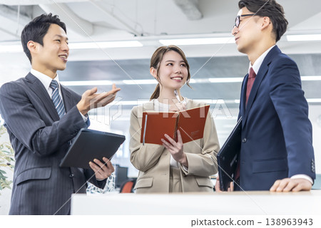 與之交談的年輕商業團隊 與之交談的年輕商業團隊 138963943