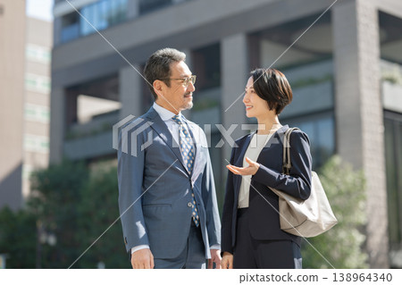 走在辦公區的商務人士 走在辦公區的商務人士 138964340