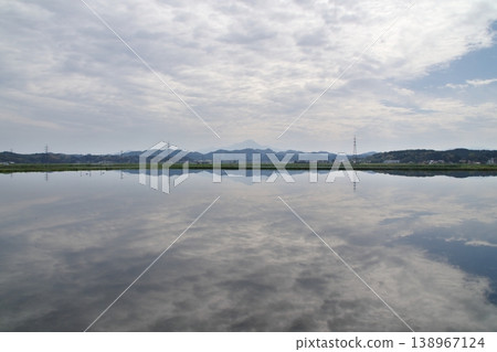 A windless morning, with the sky and scenery beautifully reflected in the water-filled rice paddies of the Nogi Plain. A windless morning, with the sky and scenery beautifully reflected in the water-filled rice paddies of the Nogi Plain. 138967124