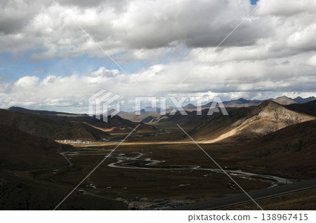 高地河谷光影交織，構成一幅壯麗的景色。 138967415