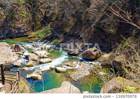 名取川峽谷和岩石峭壁、瀑布、賴京峽谷、秋生溫泉 名取川峽谷和岩石峭壁、瀑布、賴京峽谷、秋生溫泉 138970078