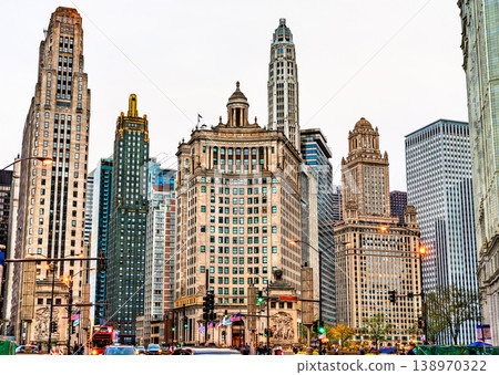 Historic buildings in Downtown Chicago, USA 138970322