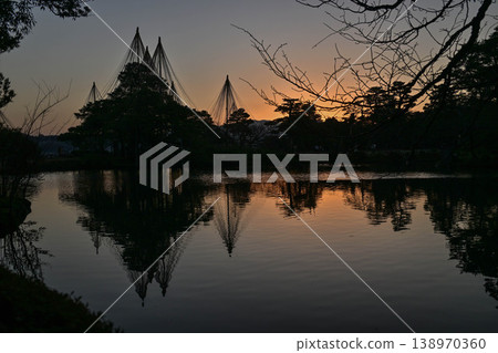 冬日清晨,兼六園的景色 冬日清晨,兼六園的景色 138970360