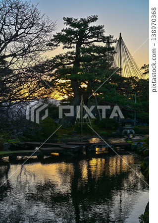 Morning scenery in Kenrokuen Garden in winter 138970368