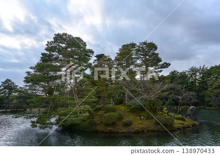 Kenrokuen in winter 138970433