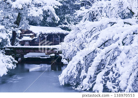 Kenrokuen with beautiful snow scenery Kenrokuen with beautiful snow scenery 138970553