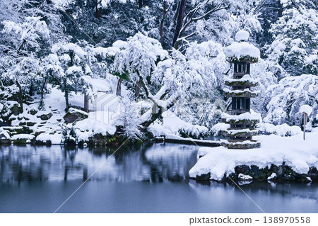 Kenrokuen with beautiful snow scenery 138970558