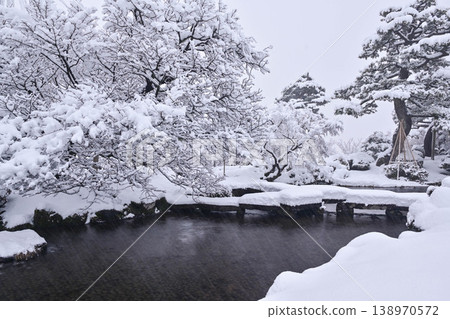 Kenrokuen with beautiful snow scenery 138970572