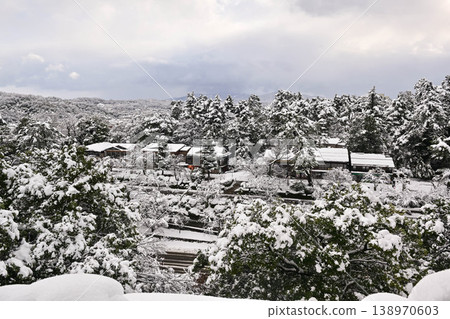 雪景美麗的兼六園 138970603